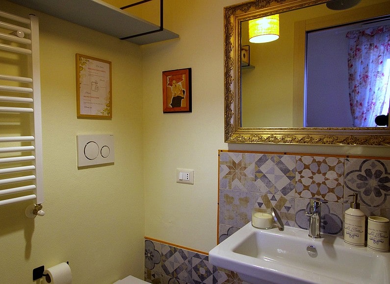 Il bagno in camera casa in affitto montepulciano